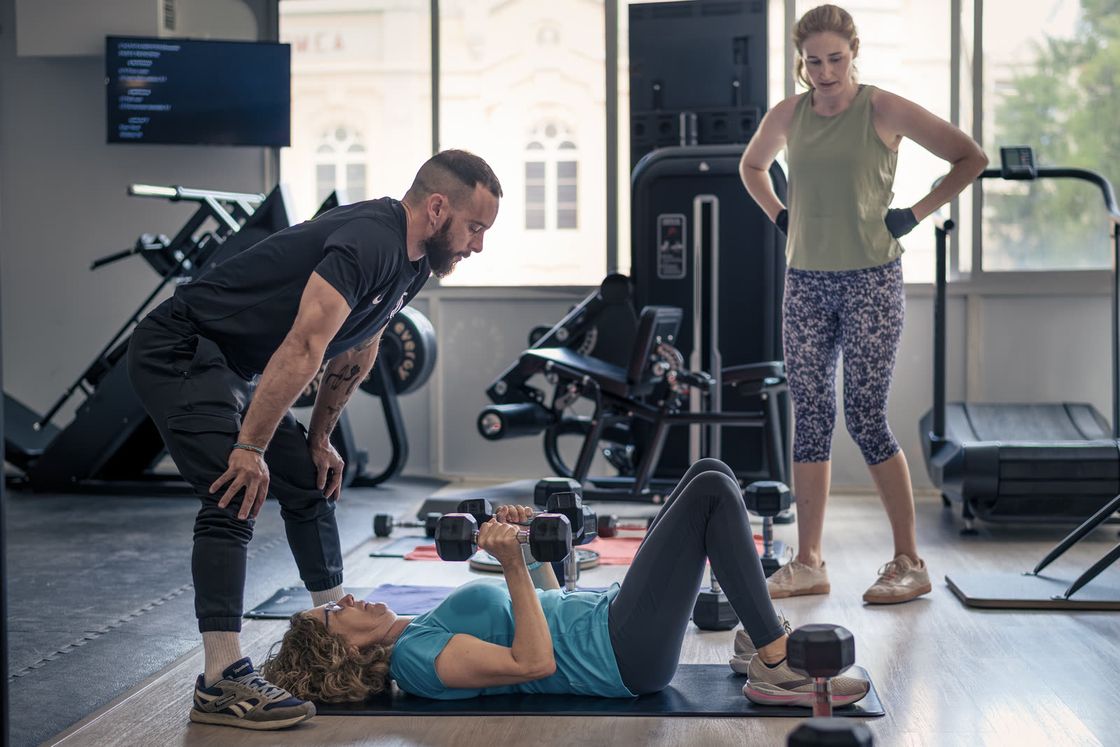 Entrenamiento personal supervisado con mancuernas