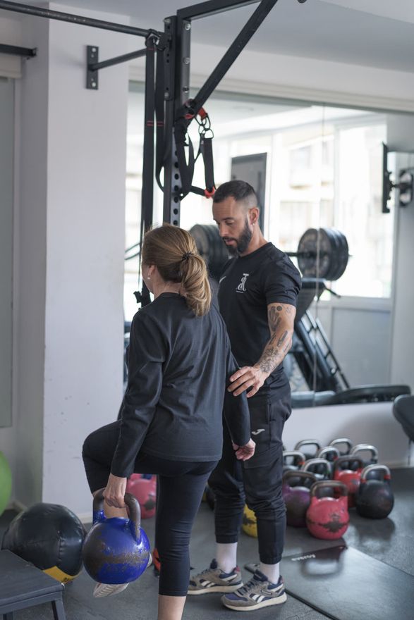 Aprendizaje de técnica de peso muerto con kettlebell